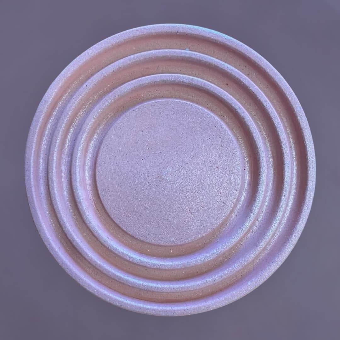 Portavasos Áurea de concreto en rosa lila, visto desde arriba, con sus anillos concéntricos