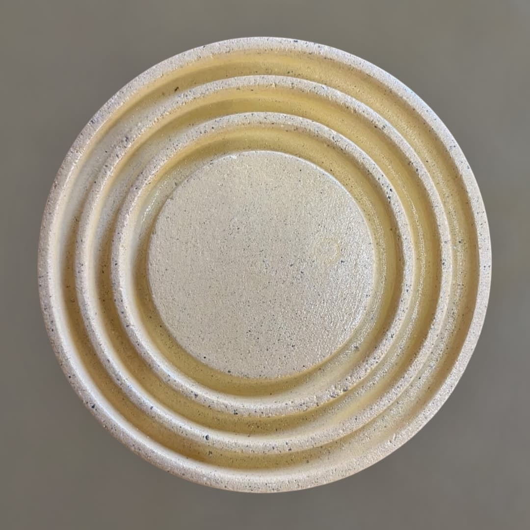 Portavasos Áurea de concreto en tono crema con motas oscuras, visto desde arriba